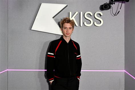 Troye Sivan Defends Nude Artwork From Critics: I Like My Body,。